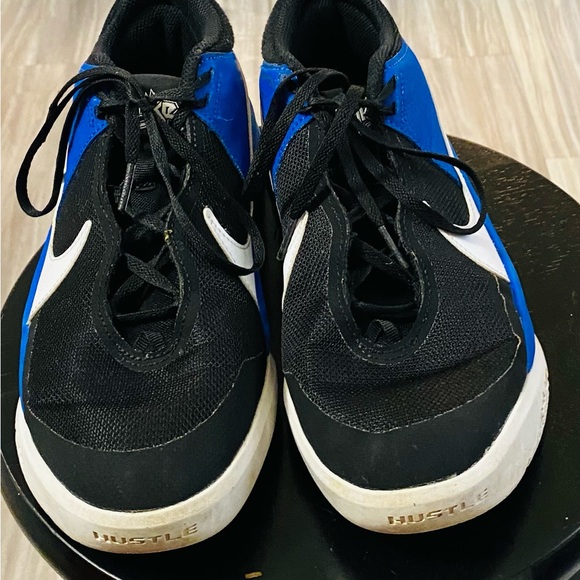 Nike kids Basketball shoes.Hustle D10CW6735.US 6.5.Black and blue.good condition - Picture 5 of 6